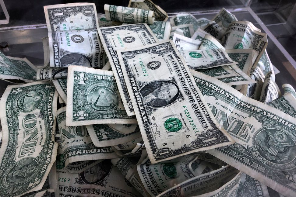 Dollarn blir allt billigare i kursraset mot andra valutor i kölvattnet på Donald Trumps handelskrig. Arkivbild. Foto: Mark Lennihan AP/TT