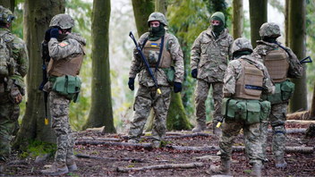 Ukrainska soldater under utbildningen i Salisbury Plain i Wiltshire i Storbritannien. Foto: Ben Birchall/AP/TT