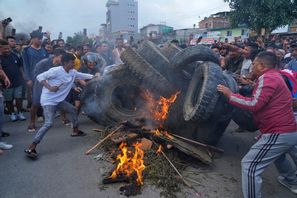 Demonstranter tänder eld på däck i Katmandu på tisdagen. Foto: Niranjan Shrestha/AP/TT