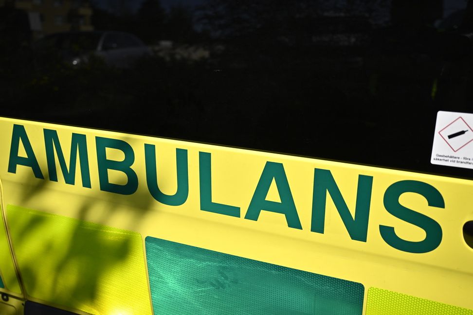 En ungdom i 15-årsåldern har förts med ambulans till sjukvård sedan personen druckit langad alkohol. Arkivbild. Christine Olsson/TT