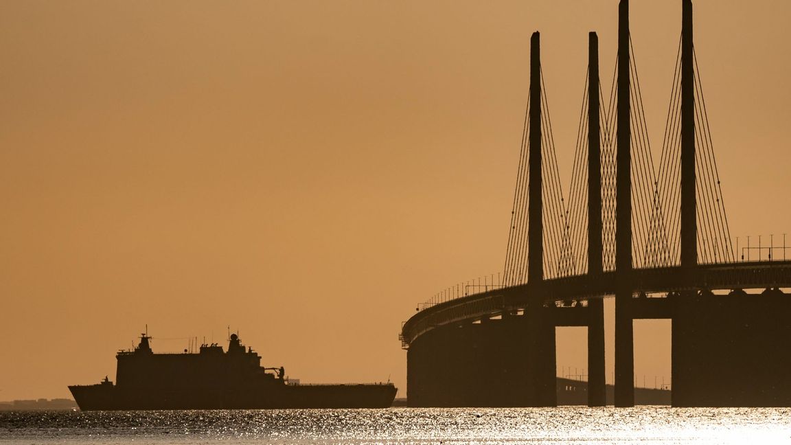 HNLMS Rotterdam fångad på bild vid Öresundsbron i maj 2020. Arkivbild. Foto: Johan Nilsson/TT