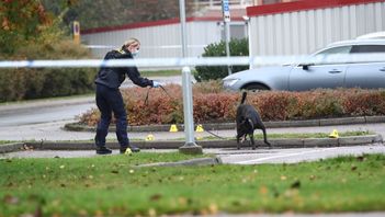 En man i 35-årsåldern har avlidit av skottskador i stadsdelen Lambohov i Linköping under natten. En förundersökning gällande mord har inletts och den misstänkta brottsplatsen har spärrats av för teknisk undersökning. Foto: Jeppe Gustafsson/TT