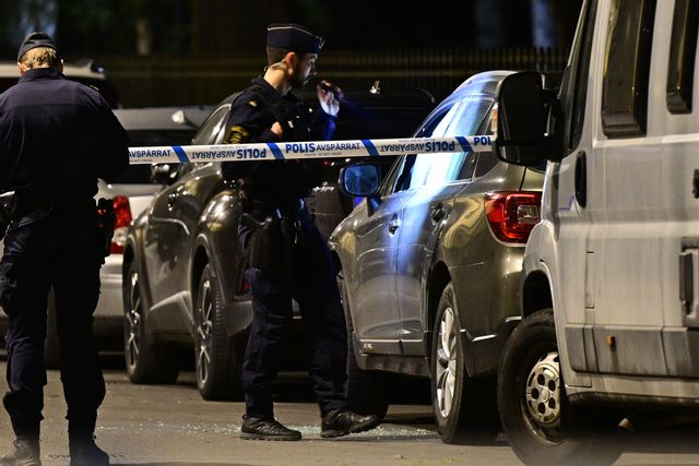 Polis på plats i Haglaund efter explosionen. Foto: Magnus Lejhall/TT