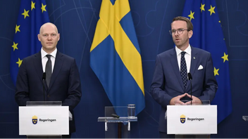 Finansmarknadsminister Niklas Wykman (M) och Infrastruktur- och bostadsminister Andreas Carlson (KD) presenterar ett uppdrag till Boverket att utreda ett typgodkännande av småhus under en pressträff på måndagen. Foto: Pontus Lundahl/TT