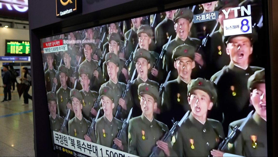 Nordkoreanska soldater under en sydkoreansk nyhetssändning på en tågstation i Seoul i oktober. Foto: Ahn Young-Joon