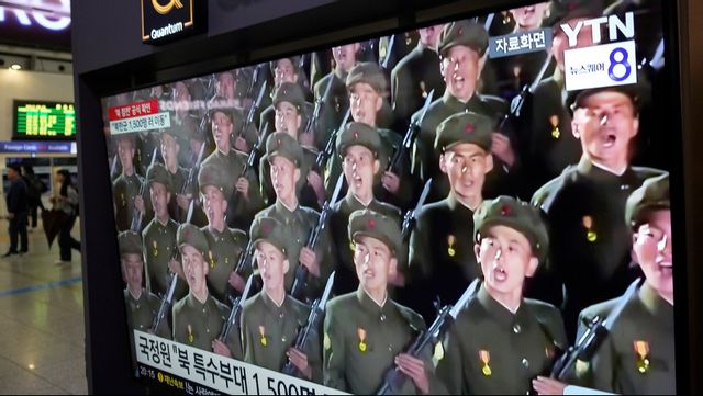 Nordkoreanska soldater under en sydkoreansk nyhetssändning på en tågstation i Seoul i oktober. Foto: Ahn Young-Joon