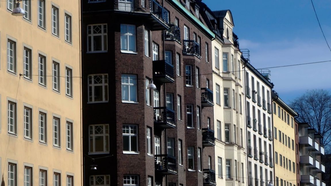 Prisökningarna på bostadsrätter i kombination med bolånetak och amorteringskrav gör det svårt för unga att ta sig in på bostadsmarknaden, konstaterar Skandia. Arkivbild. Foto: Hasse Holmberg/TT