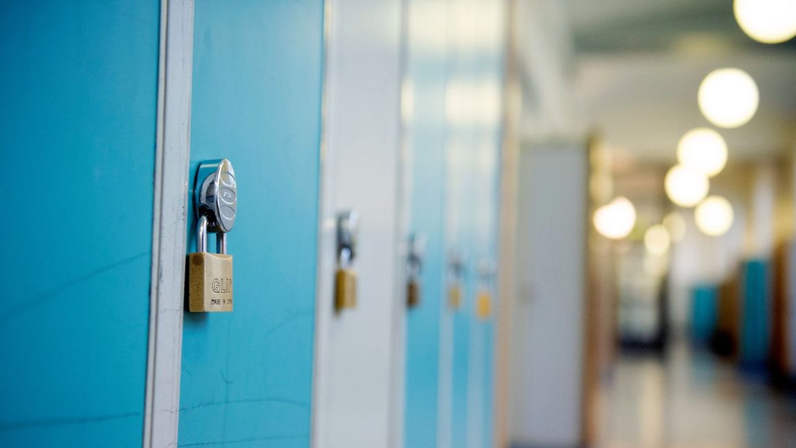 Genrebild. En skolanställd åtalas för misstänkt brott mot en minderårig. Foto: Jessica Gow/TT