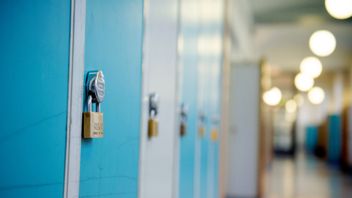 Genrebild. En skolanställd åtalas för misstänkt brott mot en minderårig. Foto: Jessica Gow/TT