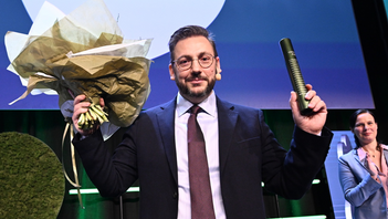 Demirok får stafettpinnen av Lööf. Foto:Johan Nilsson/TT 