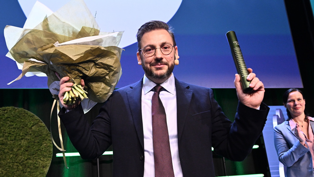 Demirok får stafettpinnen av Lööf. Foto:Johan Nilsson/TT 