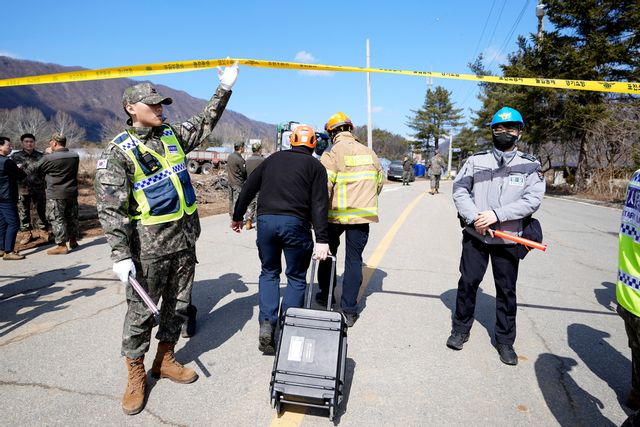 Militär och räddningspersonal i Pocheon i norra Sydkorea, som av misstag bombades i samband med en militärövning. Lee Jin-man/AP/TT