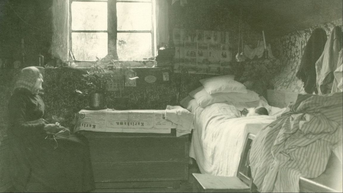 Interiör från backstuga vid Linnebacken, Torsås, Småland 1904. Foto: Kalmar Läns Museum