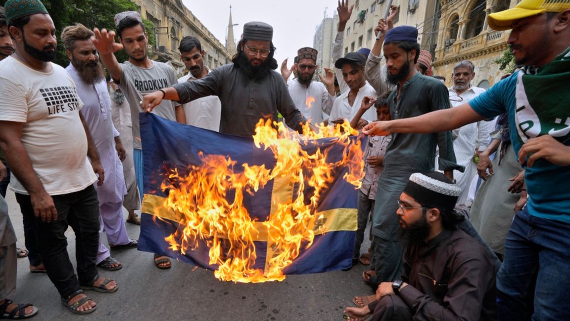 Demonstranter eldar en svensk flagga i Pakistan. Vem bryr sig? Foto: Fareed Khan AP/TT