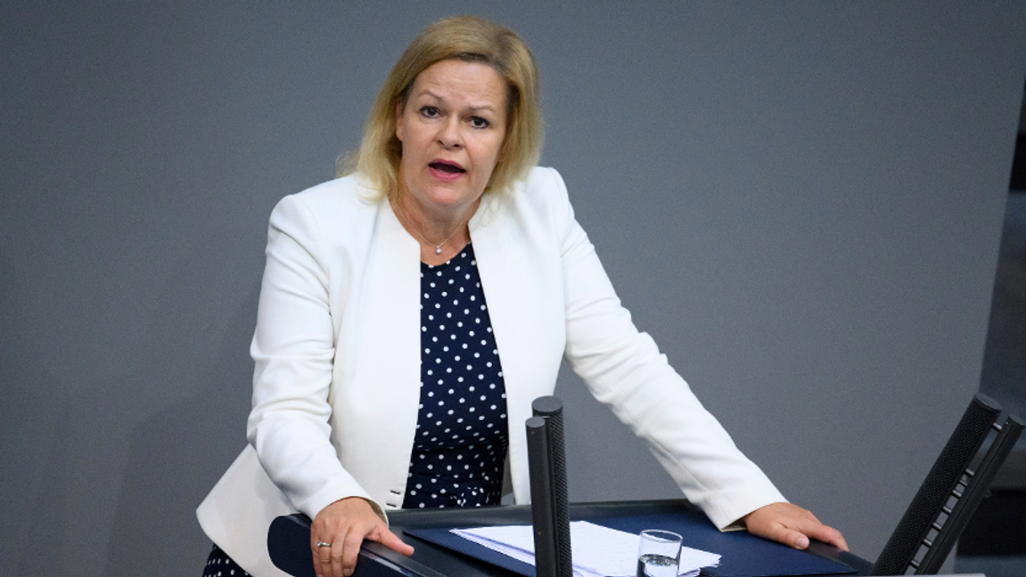 Tysklands socialdemokratiska inrikesminister, Nancy Faeser, talar under en debatt om tysk invandringspolitik. Foto: Bernd von Jutrczenka