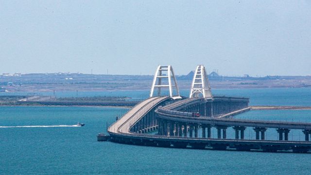 Kertj-bron mellan det ockuperade Krim och Ryssland. Arkivbild. Foto: AP/TT