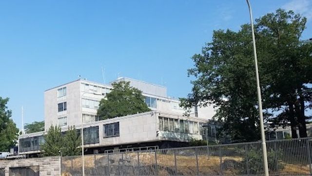 En 18-årig man tog sig olovligen in på USA:s ambassadområde under fredagskvällen. Foto: Faksimil Facebook