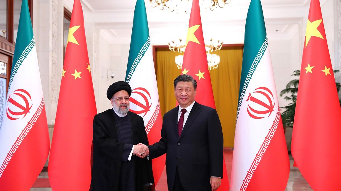  Irans president Ebrahim Raisi och Kinas president Xi Jinping i Peking. Foto: Iranian Presidency Office/AP/TT 