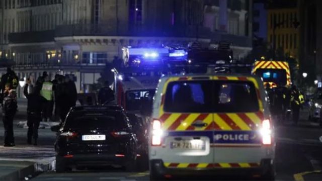 Två personer sköts till döds av polis i Paris sedan de försökt ramma poliserna. Foto: NDTV