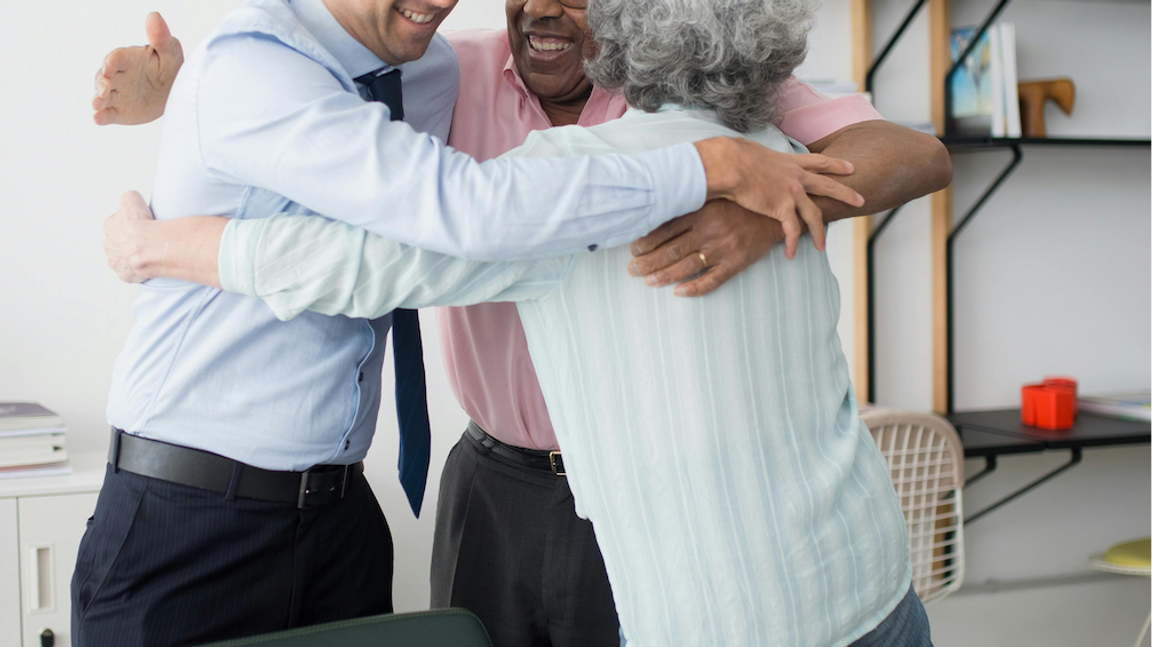 Genrebild. Enligt det danska företagets policy måste anställda kramas varje dag för att bygga förtroende och skapa trygghet mellan varandra. Foto: Pexels