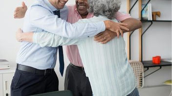 Genrebild. Enligt det danska företagets policy måste anställda kramas varje dag för att bygga förtroende och skapa trygghet mellan varandra. Foto: Pexels