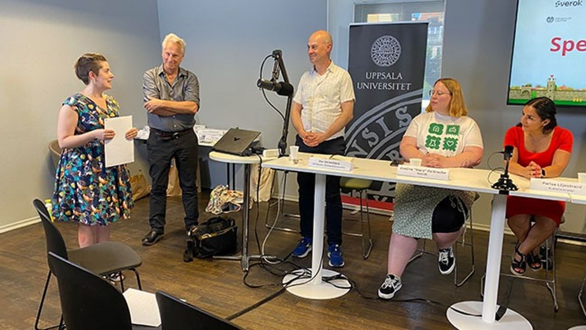 Regeringens utredare Lars Trädgårdh tar emot spelbranschens förslag på 15 spel som borde ingå i kulturkanon av Johanna Nylander. Övriga vid bordet från vänster: Peter Strömbäck, moderator Dataspelsbranschen, Evelina ”Maro” Ferbrache, Sverok, och Parisa Liljestrand, kulturminister. Bild: Gustav Sjöholm / TT