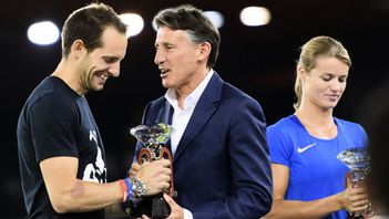 Sebastien Coe, mitten, meddelade att det från slutet av månaden inte kommer att tillåtas att transsexuella deltar i damklasser. Foto: JEAN-CHRISTOPHE BOTT/TT