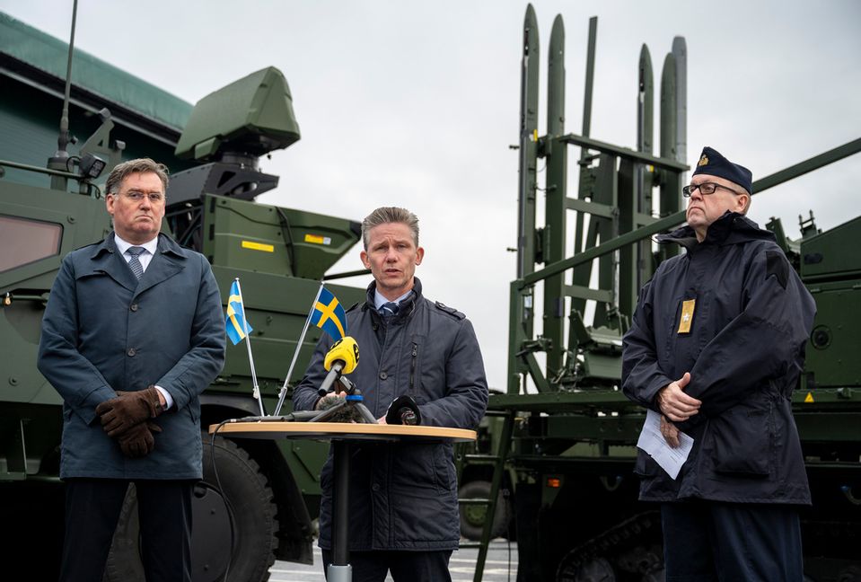 Jonas Lotsne, brigadgeneral FMV, försvarsminister Pål Jonson och flottiljamiral Bo Berg presenterar nya satsningar på luftvärn. Foto: Johan Nilsson/TT