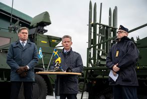 Jonas Lotsne, brigadgeneral FMV, försvarsminister Pål Jonson och flottiljamiral Bo Berg presenterar nya satsningar på luftvärn. Foto: Johan Nilsson/TT