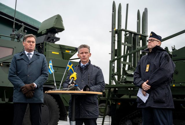 Jonas Lotsne, brigadgeneral FMV, försvarsminister Pål Jonson och flottiljamiral Bo Berg presenterar nya satsningar på luftvärn. Foto: Johan Nilsson/TT