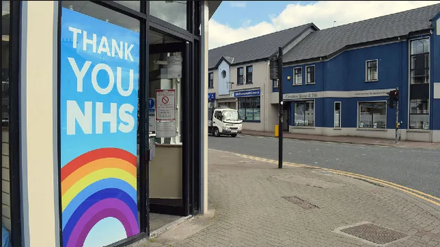 Foto: Thank you NHS poster, Omagh by Kenneth  Allen, CC BY-SA 2.0