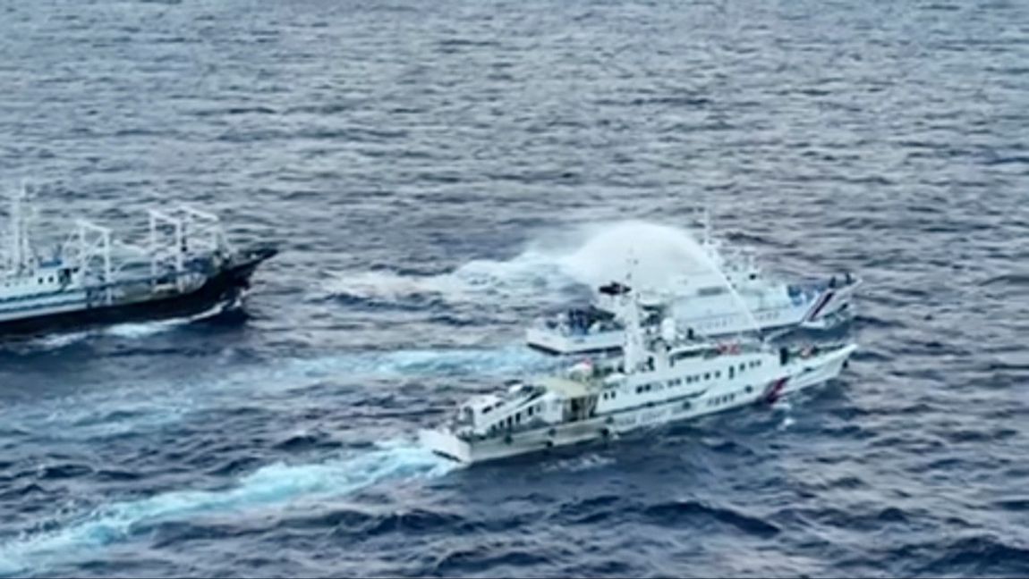 På bilden syns ett fartyg från den kinesiska kustbevakningen använda vattenkanon mot en filippinsk båt nära den omstridda atollen Second Thomas Shoal vid Spratlyöarna. Fotot är taget 10 december. Foto: FILIPPINSKA KUSTBEVAKNINGEN VIA AP/TT