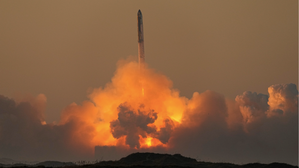 Space X raket vid uppskjutning. Foto: Eric Gay/AP/TT