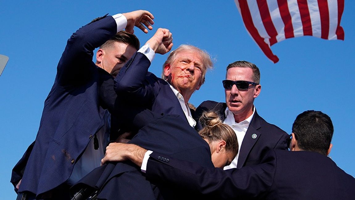 Donald Trump omringad av Secret Service-agenter i Butler efter mordförsöket i juli förra året. Foto: Evan Vucci/AP/TT