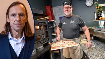 Pehrson (L) bakar pizza. Foto: Jonas Ekströmer/TT