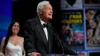 Roger Corman talar till publiken vid filmfestivalen i Cannes 2023. Arkivbild. Foto: Daniel Cole/AP/TT