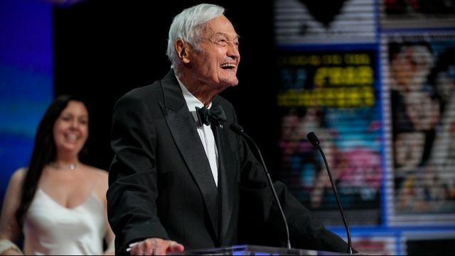 Roger Corman talar till publiken vid filmfestivalen i Cannes 2023. Arkivbild. Foto: Daniel Cole/AP/TT