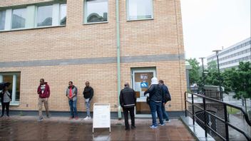 Köande väntar utanför en arbetsförmedling i Solna. Foto:	Fredrik Sandberg/TT