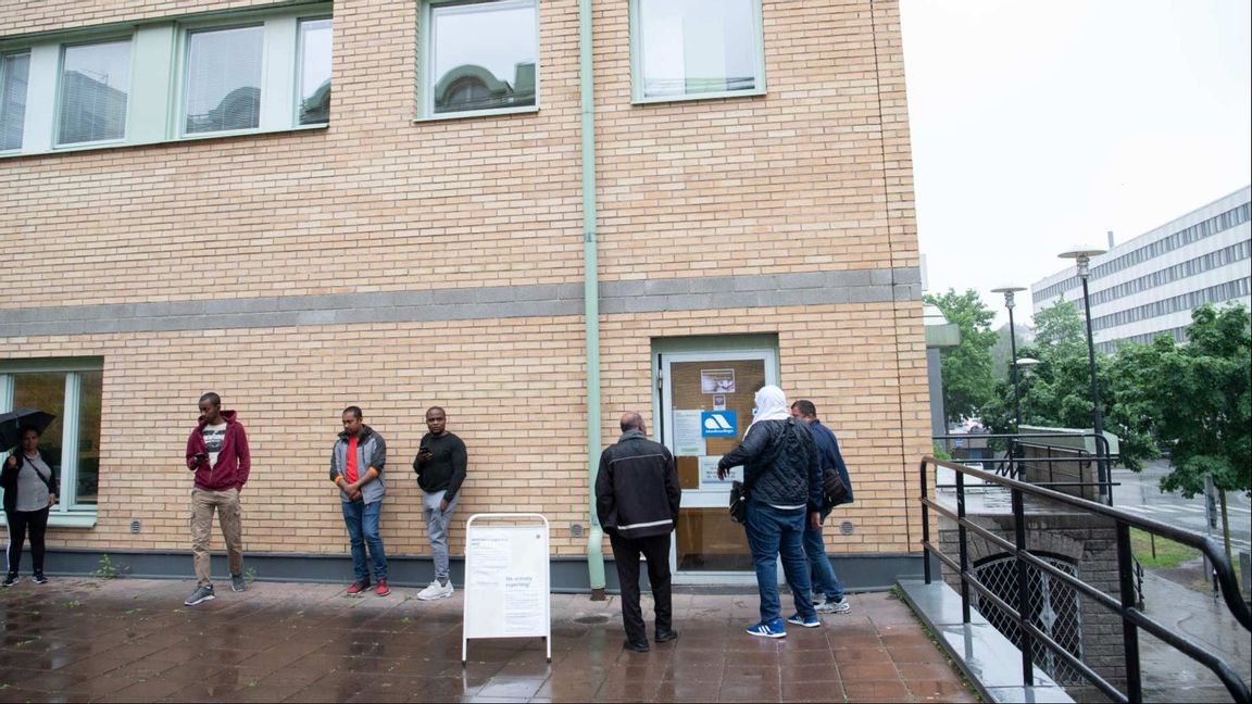 Köande väntar utanför en arbetsförmedling i Solna. Foto: Fredrik Sandberg/TT