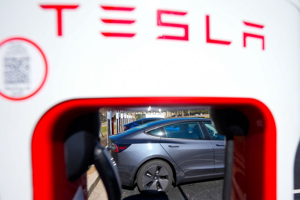 Teslaförsäljningen dök i Europa i januari. Arkivbild. Mike Stewart/AP/TT