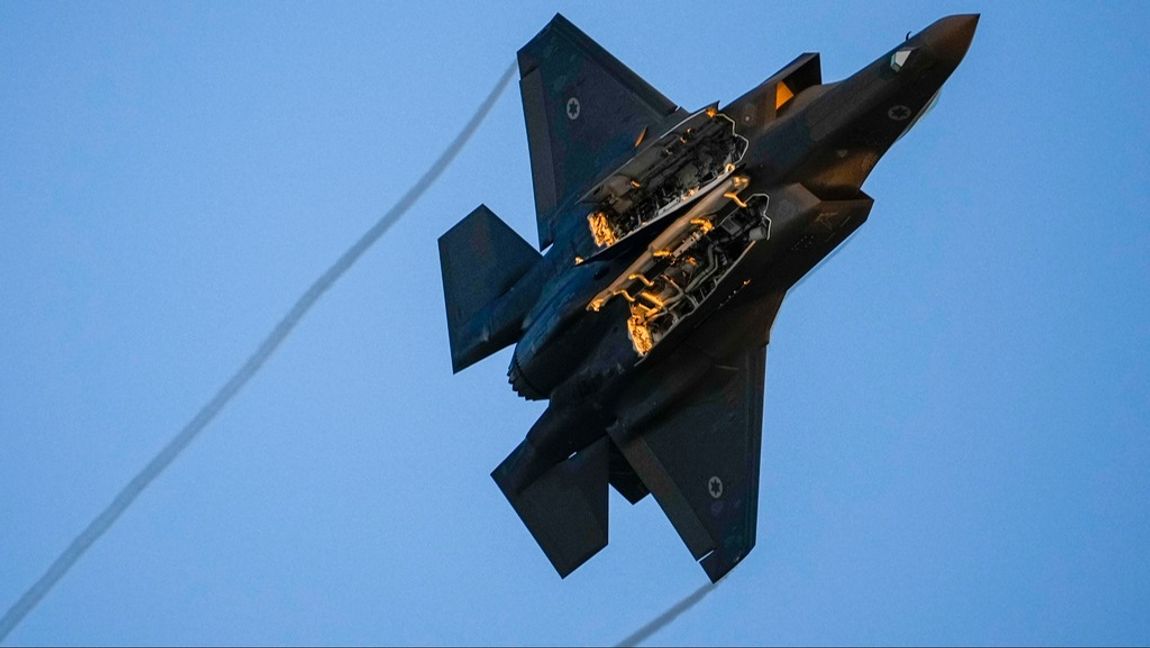 Ett israeliskt F-35-plan över södra Israel i juni förra året. Arkivbild. Foto: TSAFRIR ABAYOV/AP/TT