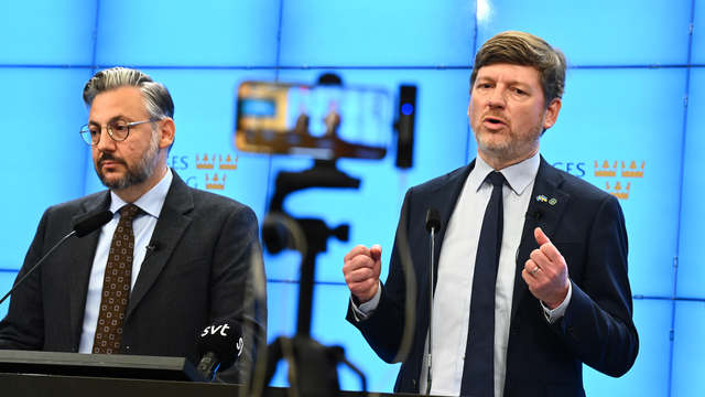 Muharrem Demirok (t.v.) och Martin Ådahl (t.h.) under en presentation av Centerpartiets höstbudget 2024. Medan Demirok avgår som partiledare nämns Ådahl som en möjlig efterträdare. Foto: Claudio Bresciani/TT