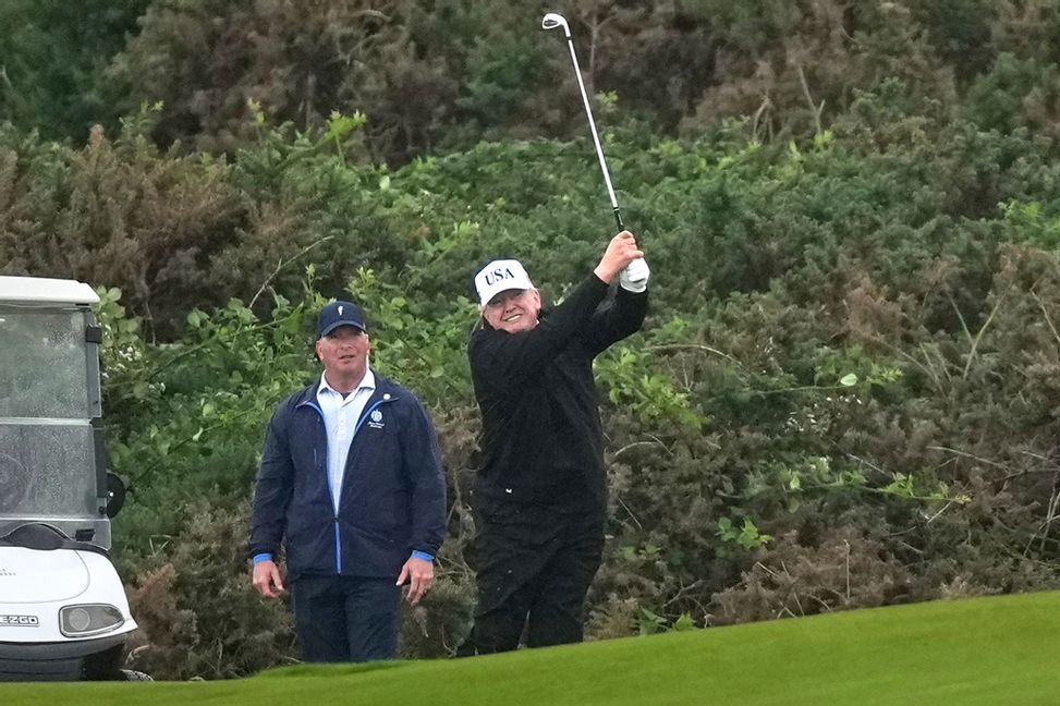 Donald Trump spelar golf på Turnberry i sydvästra Skottland under lördagen. Foto: Alastair Grant/AP/TT
