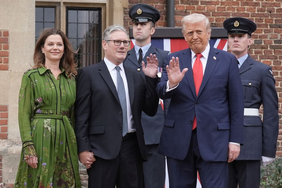 USA:s president Donald Trump välkomnas av Storbritanniens premiärminister Keir Starmer och hans fru Victoria Starmer på premiärministerns officiella lantställe Chequers på torsdagen. Foto: Stefan Rousseau/AP/TT