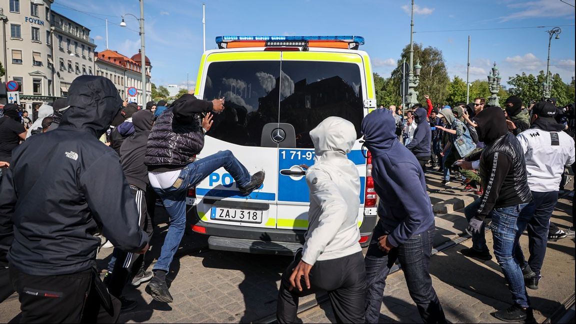 Maskerade män går till attack på en polisbil under Black Lives Matter-kravallerna i Göteborg förra året. Foto: Adam Ihse/TT