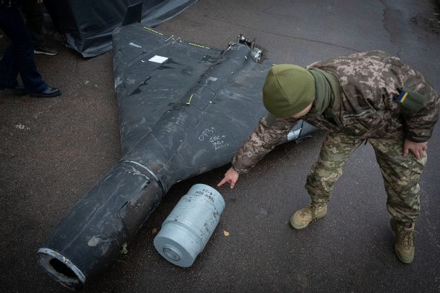 Ryssland fortsätter att attackera Ukraina med massvis av drönare, i regel av iransk Shahed-modell. Här förevisas en sådan av en ukrainsk soldat i ett annat sammanhang. Arkivbild. Foto: Efrem Lukatsky/AP/TT