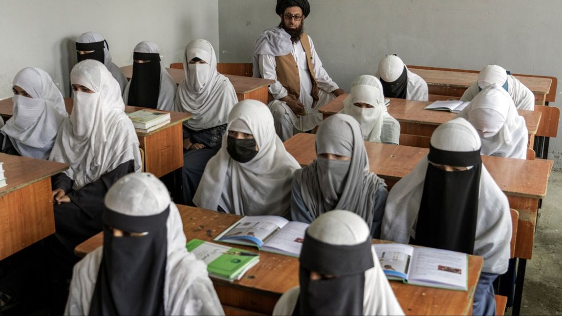 Afghanska flickor tvingas bära niqab och är endast tillåtna att gå i religiösa skolor efter sjätte klass. Arkivbild. Foto: EBRAHIM NOROOZI/AP/TT