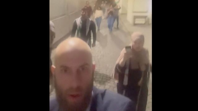 Carl-Oskar Bohlin förföljs genom Gamla stans gränder. Skärmdump från X