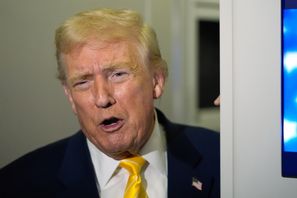 USA:s Donald Trump ombord Air Force One under fredagen. Manuel Balce Ceneta/AP/TT