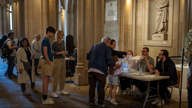 Människor avlägger sin röst i det katalanska valet, i en vallokal i Barcelona. Foto: EMILIO MORENATTI/AP/TT
